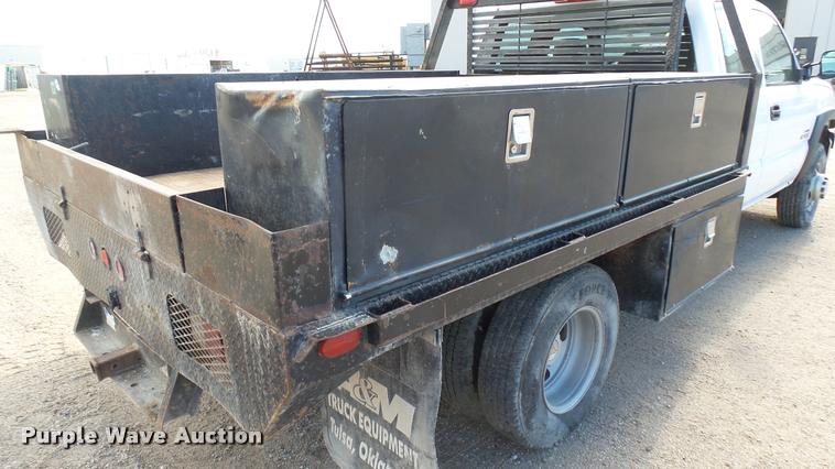 image for item DA0405 2005 Chevrolet Silverado 3500 Ext. Cab flatbed pickup truck