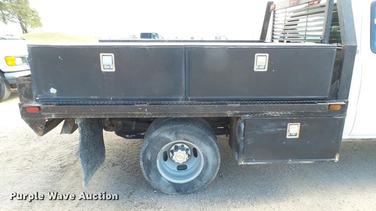 image for item DA0405 2005 Chevrolet Silverado 3500 Ext. Cab flatbed pickup truck