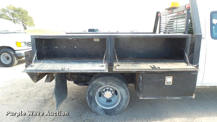 image for item DA0405 2005 Chevrolet Silverado 3500 Ext. Cab flatbed pickup truck