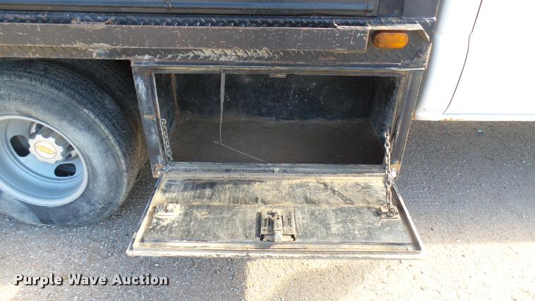 image for item DA0405 2005 Chevrolet Silverado 3500 Ext. Cab flatbed pickup truck