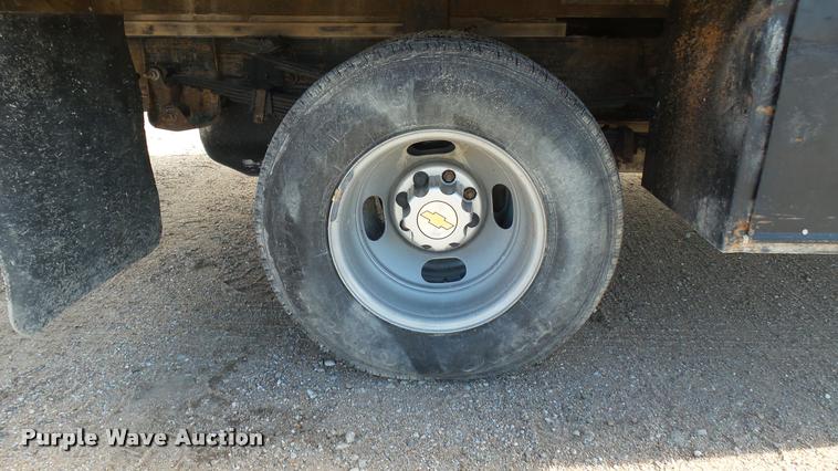 image for item DA0405 2005 Chevrolet Silverado 3500 Ext. Cab flatbed pickup truck