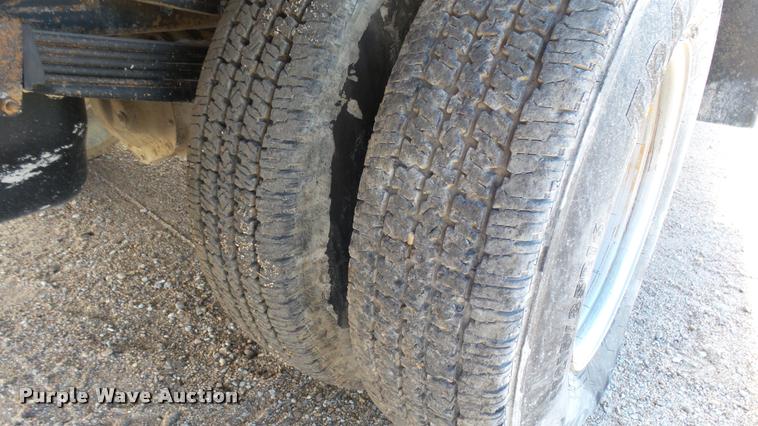 image for item DA0405 2005 Chevrolet Silverado 3500 Ext. Cab flatbed pickup truck