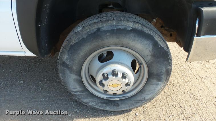 image for item DA0405 2005 Chevrolet Silverado 3500 Ext. Cab flatbed pickup truck