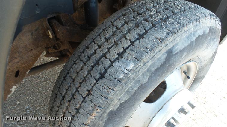 image for item DA0405 2005 Chevrolet Silverado 3500 Ext. Cab flatbed pickup truck