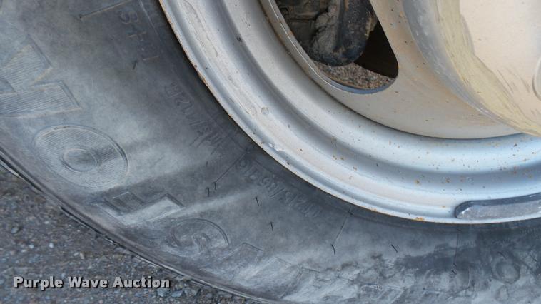 image for item DA0405 2005 Chevrolet Silverado 3500 Ext. Cab flatbed pickup truck