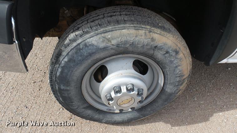 image for item DA0405 2005 Chevrolet Silverado 3500 Ext. Cab flatbed pickup truck