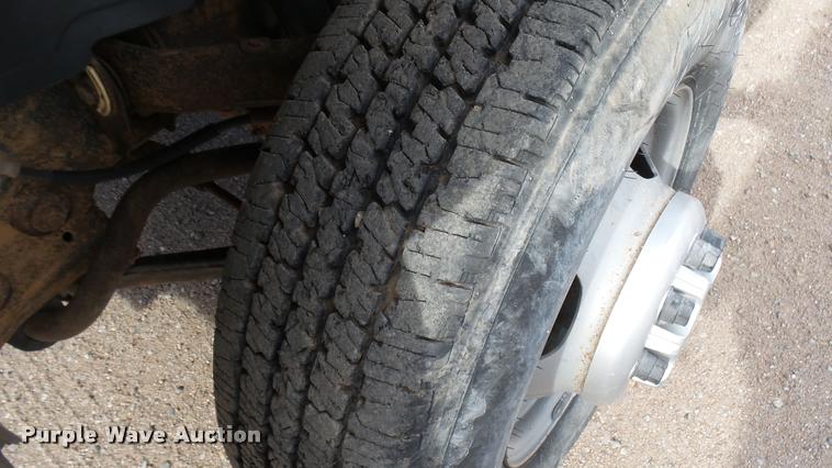 image for item DA0405 2005 Chevrolet Silverado 3500 Ext. Cab flatbed pickup truck