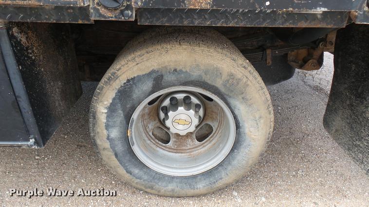 image for item DA0405 2005 Chevrolet Silverado 3500 Ext. Cab flatbed pickup truck