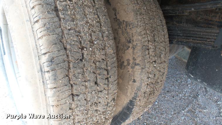 image for item DA0405 2005 Chevrolet Silverado 3500 Ext. Cab flatbed pickup truck