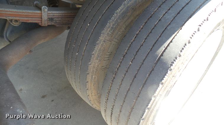 image for item DA0425 1999 Ford F450 Super Duty flatbed truck