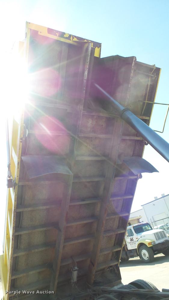 image for item DA0426 1987 Peterbilt 377 dump truck