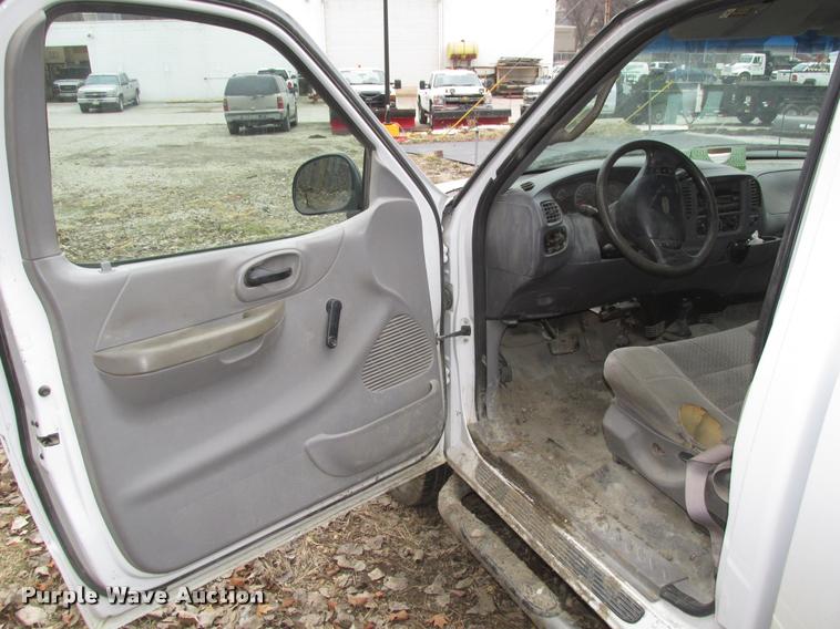 image for item DA0557 2002 Ford F150 XL pickup truck