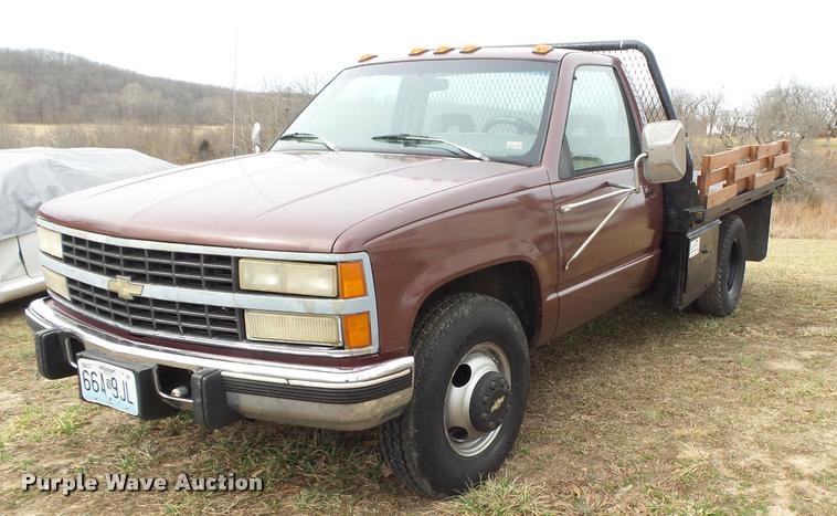 image for item DA2541 1993 Chevrolet Silverado 3500 flatbed pickup truck
