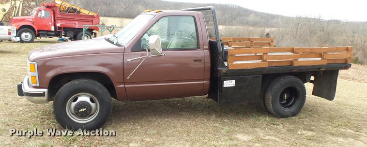 image for item DA2541 1993 Chevrolet Silverado 3500 flatbed pickup truck