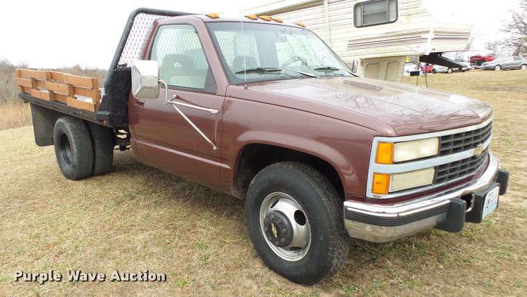 image for item DA2541 1993 Chevrolet Silverado 3500 flatbed pickup truck