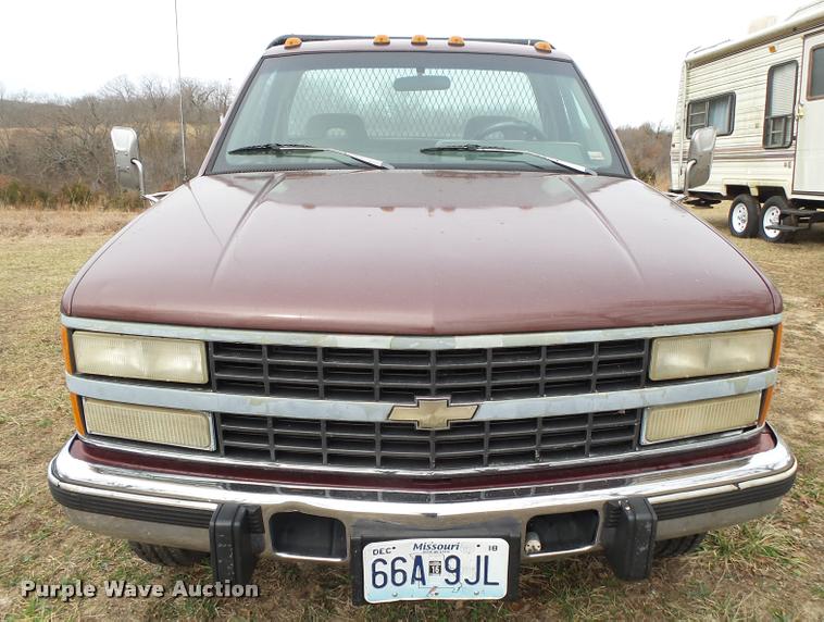 image for item DA2541 1993 Chevrolet Silverado 3500 flatbed pickup truck