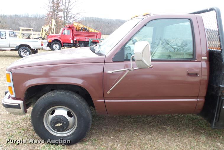 image for item DA2541 1993 Chevrolet Silverado 3500 flatbed pickup truck