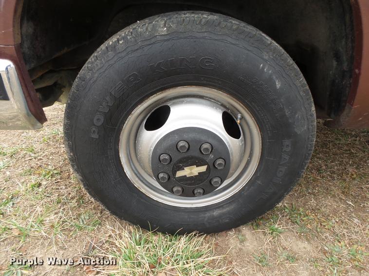 image for item DA2541 1993 Chevrolet Silverado 3500 flatbed pickup truck