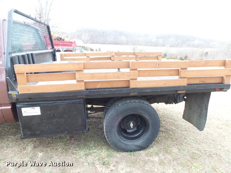 image for item DA2541 1993 Chevrolet Silverado 3500 flatbed pickup truck