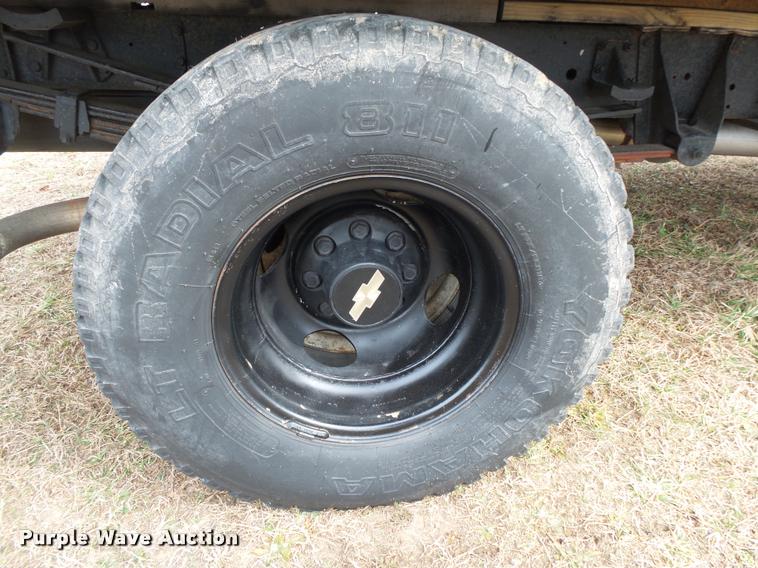 image for item DA2541 1993 Chevrolet Silverado 3500 flatbed pickup truck