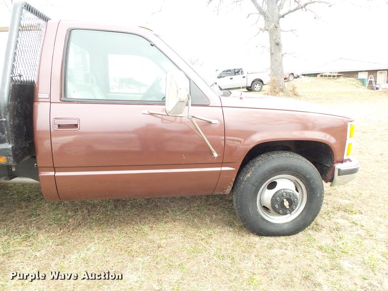 image for item DA2541 1993 Chevrolet Silverado 3500 flatbed pickup truck