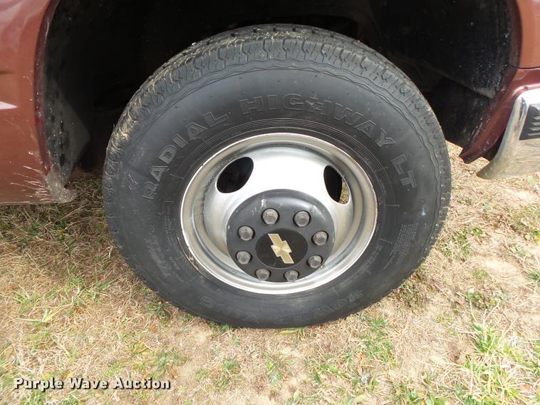 image for item DA2541 1993 Chevrolet Silverado 3500 flatbed pickup truck