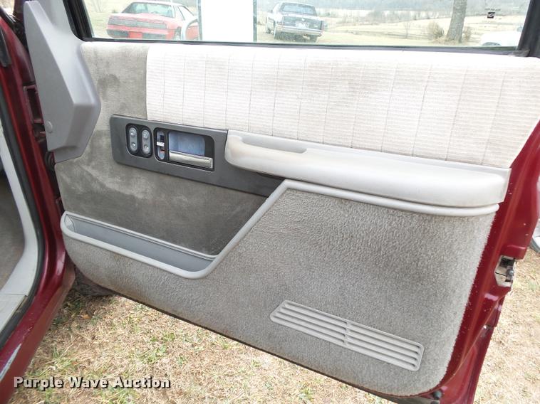 image for item DA2541 1993 Chevrolet Silverado 3500 flatbed pickup truck