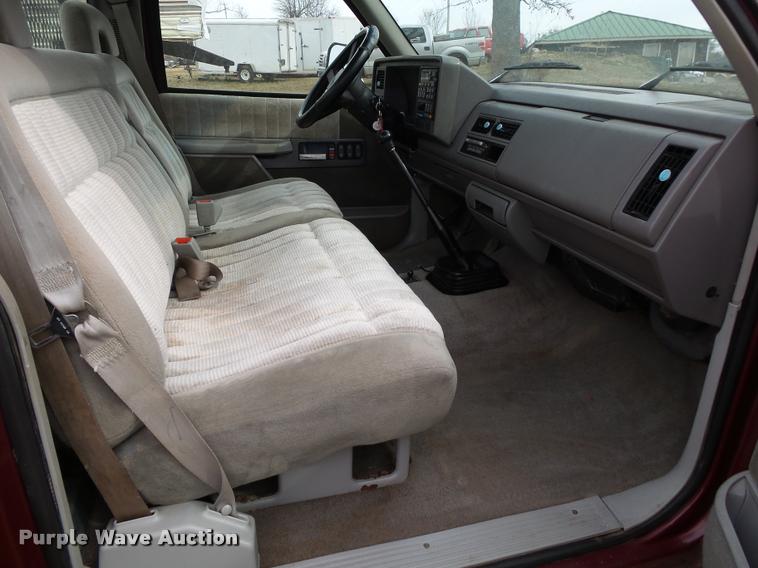 image for item DA2541 1993 Chevrolet Silverado 3500 flatbed pickup truck