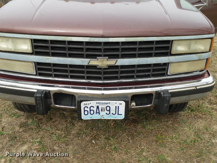 image for item DA2541 1993 Chevrolet Silverado 3500 flatbed pickup truck