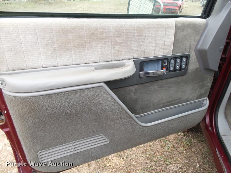 image for item DA2541 1993 Chevrolet Silverado 3500 flatbed pickup truck