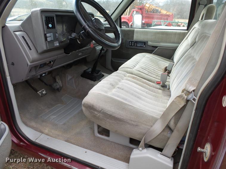 image for item DA2541 1993 Chevrolet Silverado 3500 flatbed pickup truck