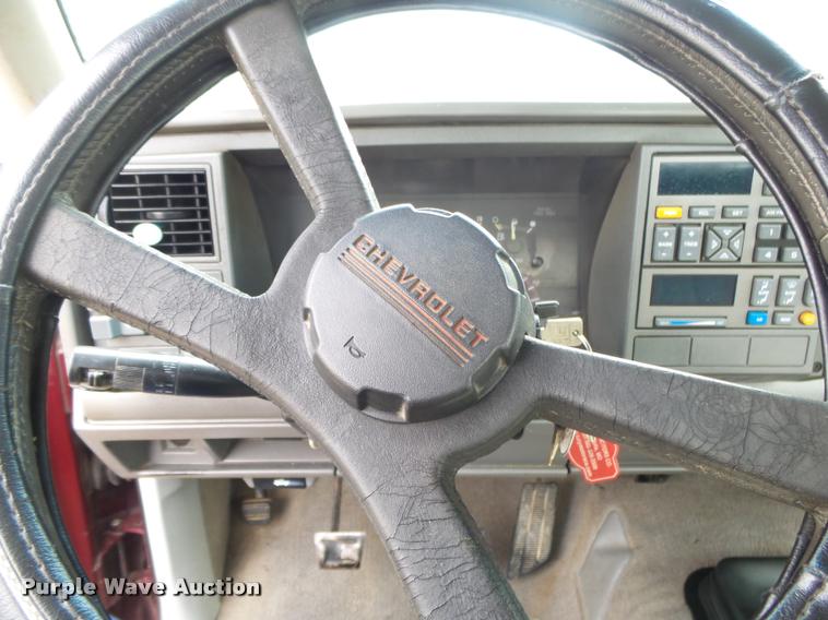 image for item DA2541 1993 Chevrolet Silverado 3500 flatbed pickup truck