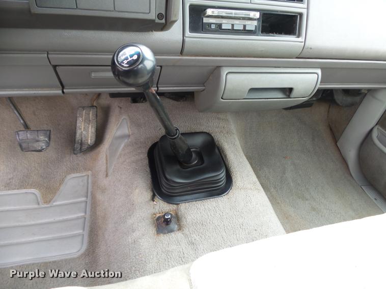 image for item DA2541 1993 Chevrolet Silverado 3500 flatbed pickup truck