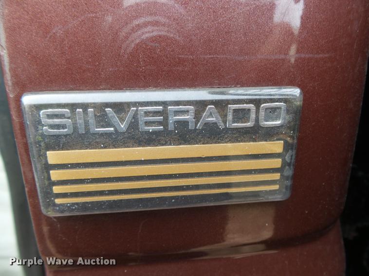 image for item DA2541 1993 Chevrolet Silverado 3500 flatbed pickup truck