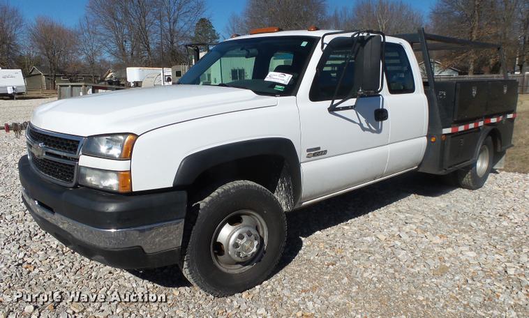 image for item DA2555 2007 Chevrolet Silverado 3500 Ext.Cab flatbed pickup truck