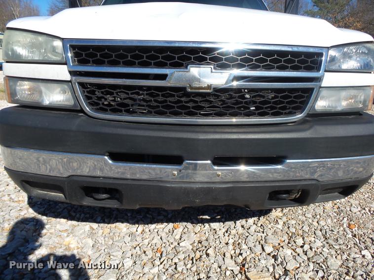 image for item DA2555 2007 Chevrolet Silverado 3500 Ext.Cab flatbed pickup truck