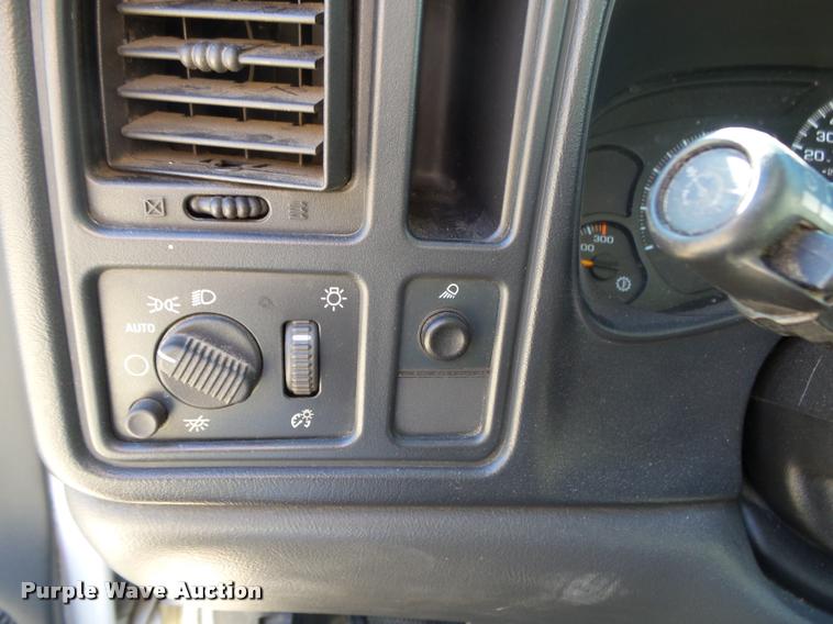 image for item DA2555 2007 Chevrolet Silverado 3500 Ext.Cab flatbed pickup truck