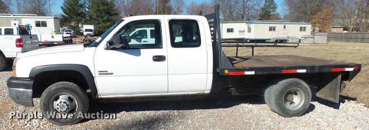 image for item DA2559 2004 Chevrolet Silverado 3500 Ext.Cab flatbed pickup truck