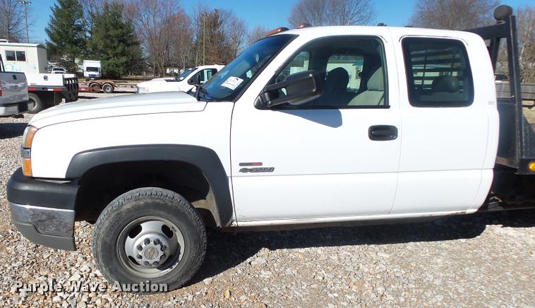 image for item DA2559 2004 Chevrolet Silverado 3500 Ext.Cab flatbed pickup truck