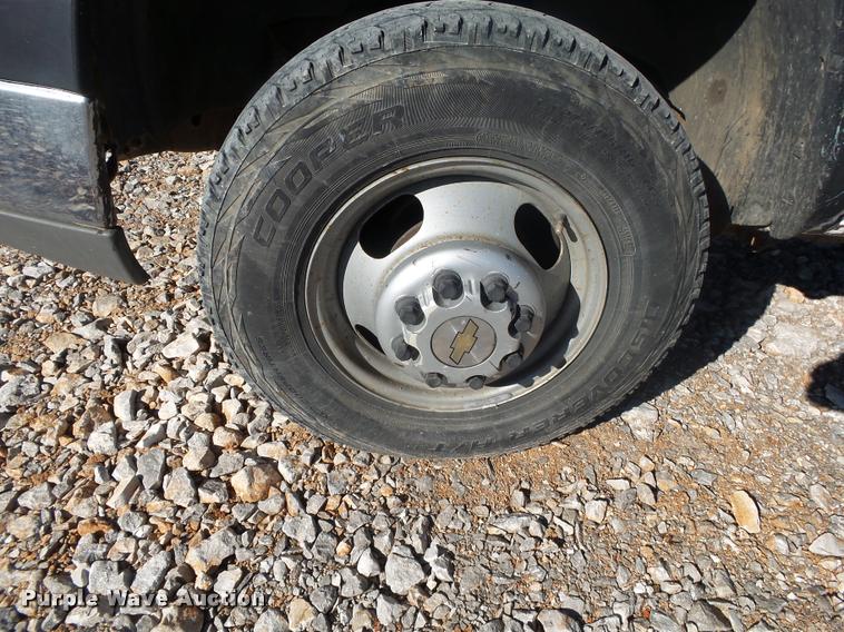 image for item DA2559 2004 Chevrolet Silverado 3500 Ext.Cab flatbed pickup truck