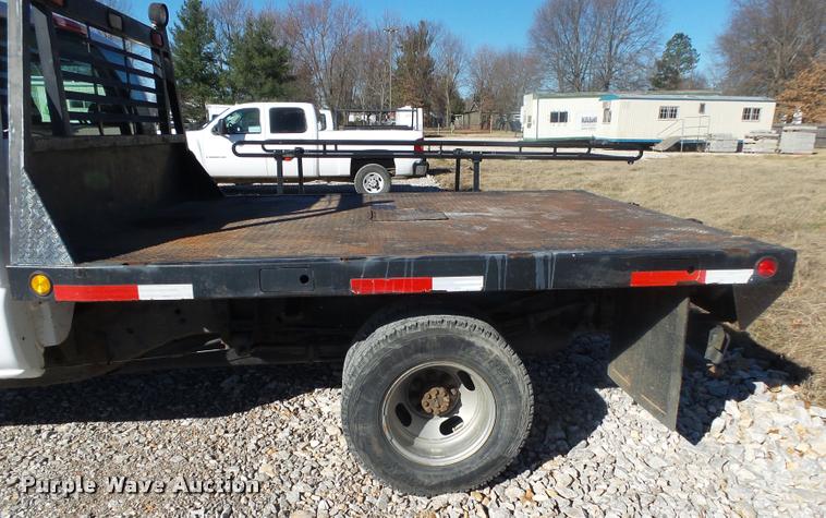 image for item DA2559 2004 Chevrolet Silverado 3500 Ext.Cab flatbed pickup truck