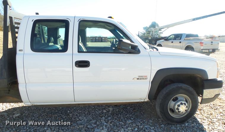 image for item DA2559 2004 Chevrolet Silverado 3500 Ext.Cab flatbed pickup truck