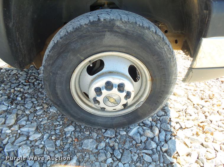 image for item DA2559 2004 Chevrolet Silverado 3500 Ext.Cab flatbed pickup truck