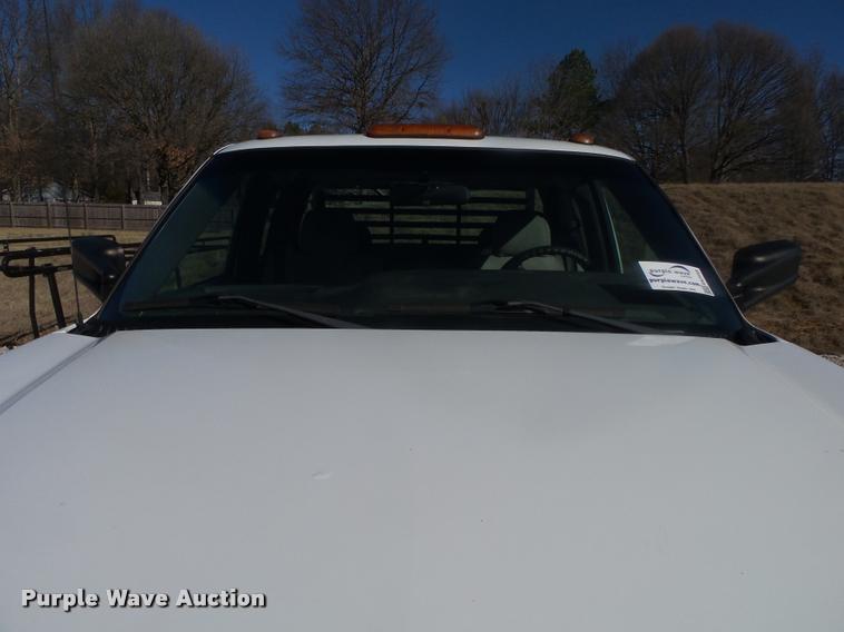 image for item DA2559 2004 Chevrolet Silverado 3500 Ext.Cab flatbed pickup truck