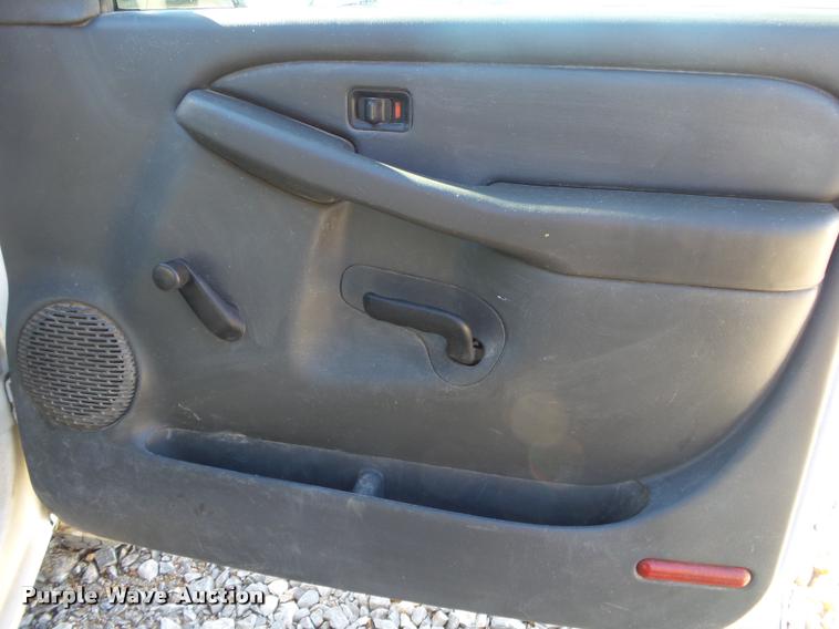 image for item DA2559 2004 Chevrolet Silverado 3500 Ext.Cab flatbed pickup truck