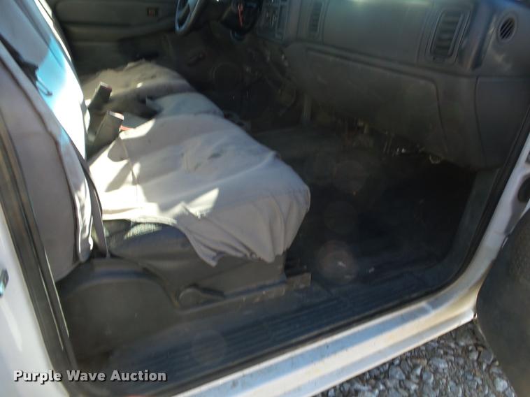 image for item DA2559 2004 Chevrolet Silverado 3500 Ext.Cab flatbed pickup truck