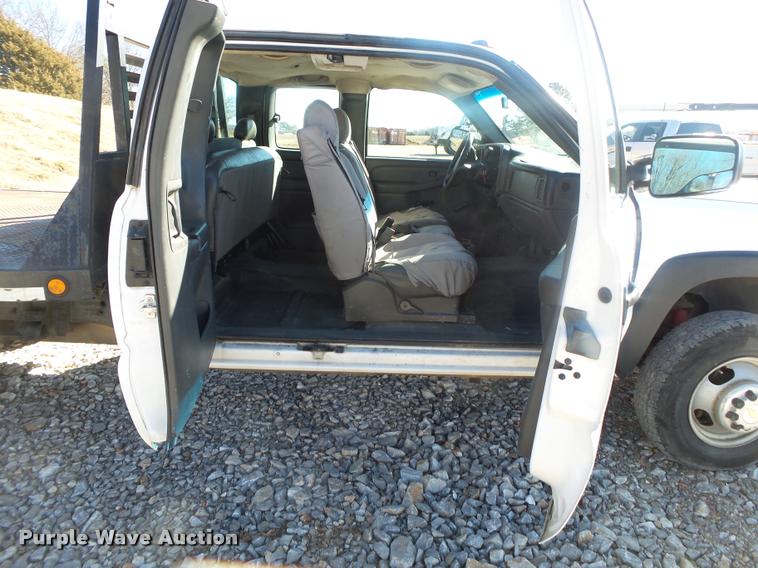 image for item DA2559 2004 Chevrolet Silverado 3500 Ext.Cab flatbed pickup truck