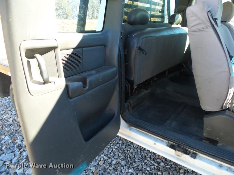 image for item DA2559 2004 Chevrolet Silverado 3500 Ext.Cab flatbed pickup truck