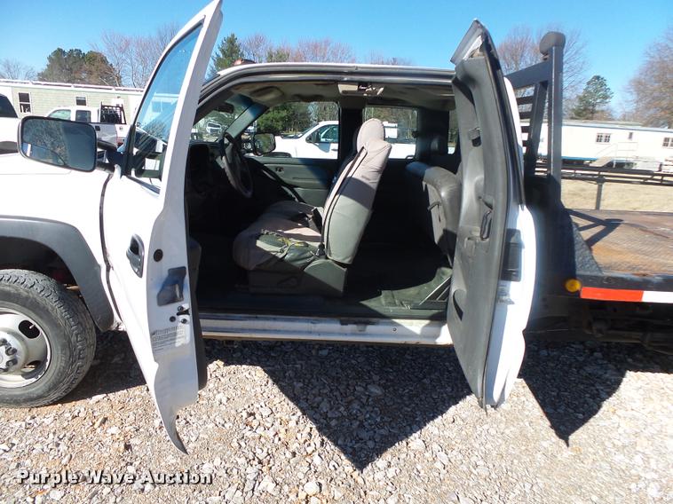 image for item DA2559 2004 Chevrolet Silverado 3500 Ext.Cab flatbed pickup truck