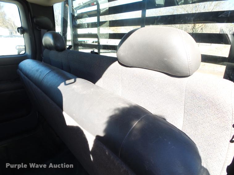 image for item DA2559 2004 Chevrolet Silverado 3500 Ext.Cab flatbed pickup truck